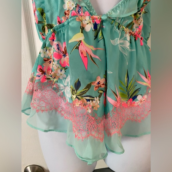 Victoria Secret Intimate sleep wear👗💚the first and last picture it's the front😉 - Picture 3 of 13